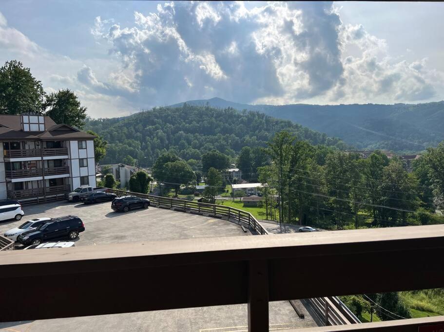 City & Mountain View 5 Mins From Downtown جاتلينبرج المظهر الخارجي الصورة